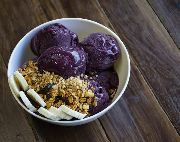 Tigela de açaí com granola e banana