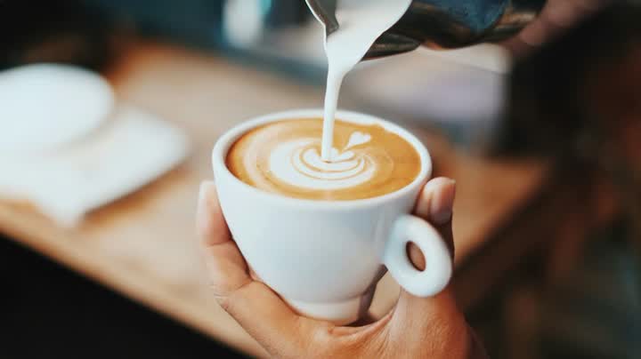 Café com leite e desenho na espuma
