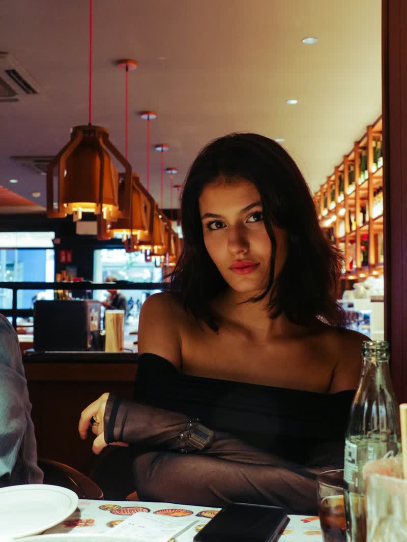 Cliente sentada à mesa de um restaurante