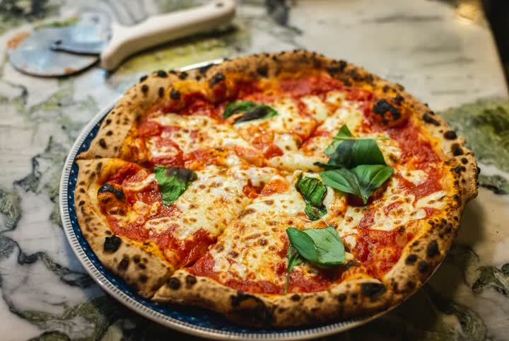 Pizza de muçarela com manjericão